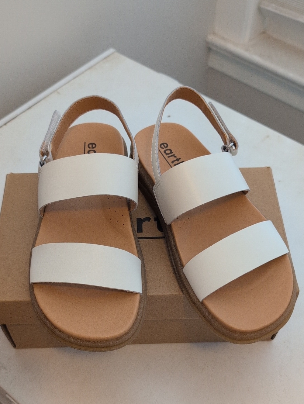Earth Leah Sandal size 8 M Leather Upper